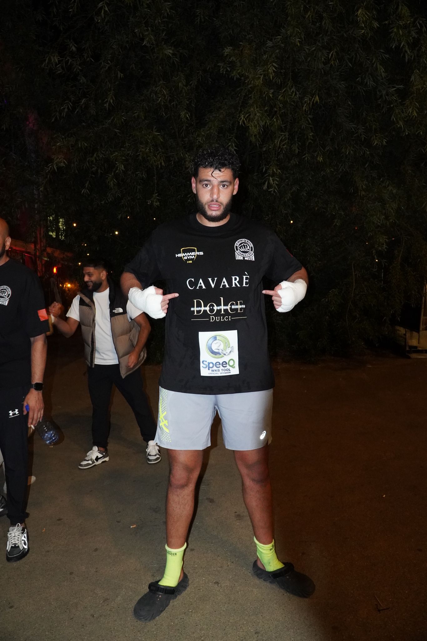 Cavarè T-shirt gedragen in lifestyle setting